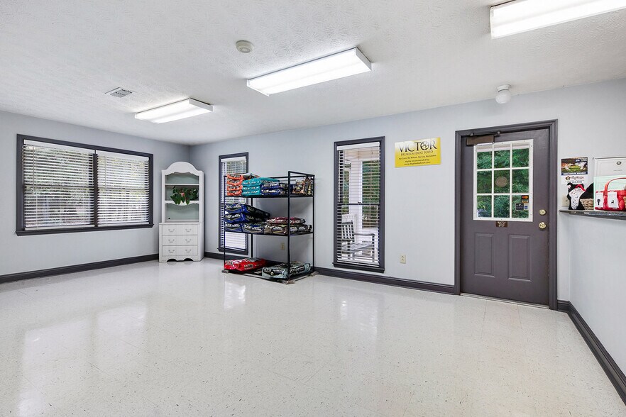 More Photos Of 22 Jefferson Pl, Newnan Veterinarian Kennel For Sale