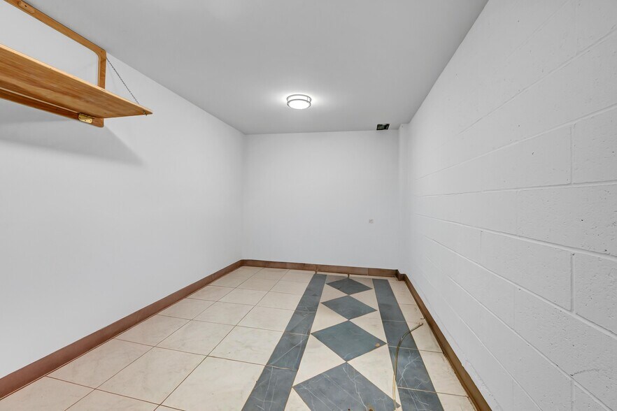 More Photos Of 2391 S Main St, Waterbury Showroom For Sale