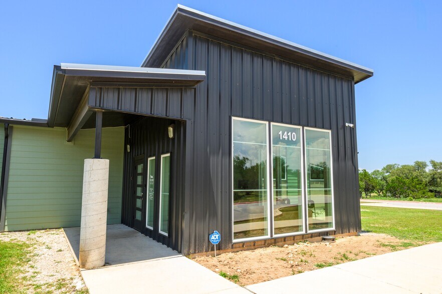 More Photos Of 1410 Live Oak Rd, Leander Showroom For Sale