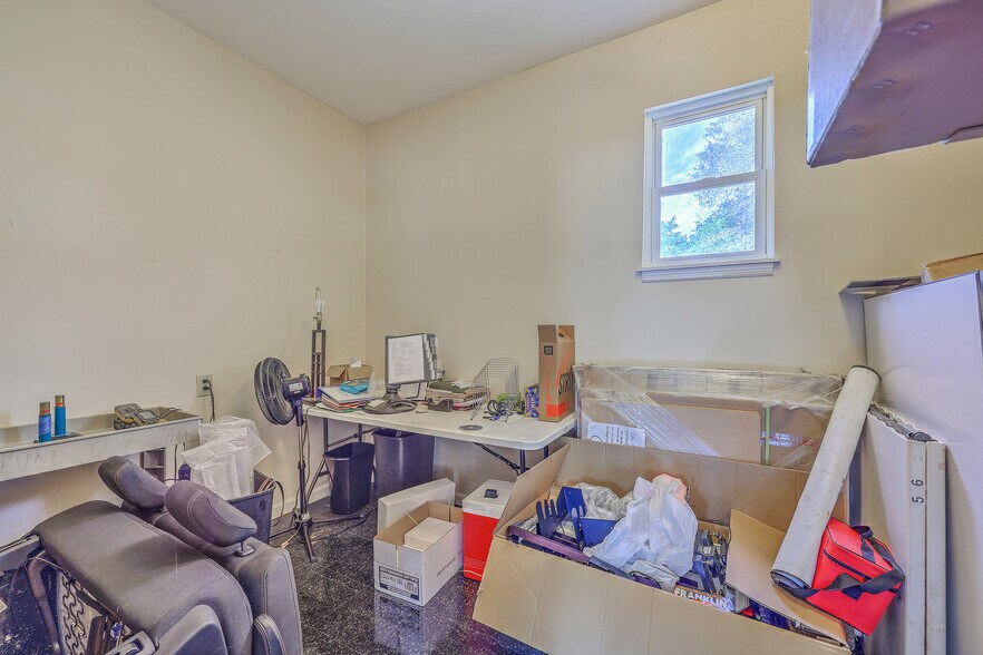 More Photos Of 106 Mayrant St, Summerville Office For Sale
