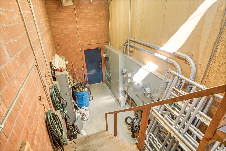 More Photos Of 13333-13345 Saticoy St, North Hollywood Warehouse For Lease