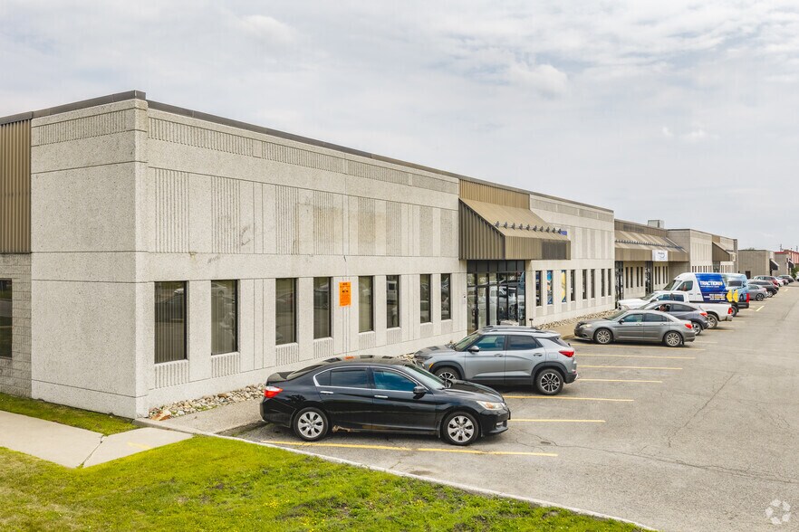 Primary Photo Of 3401-3421 Boul Industriel, Laval Light Distribution For Lease