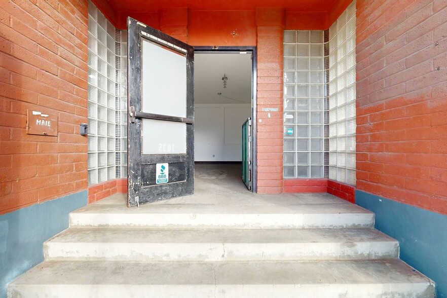 More Photos Of 1035 Murray St, Berkeley Showroom For Lease