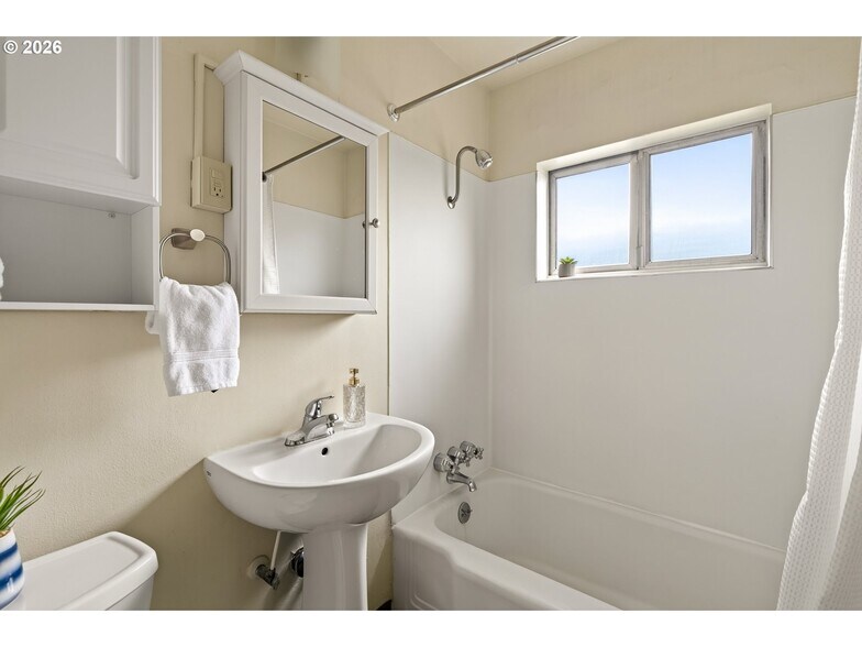 More Photos Of 1250 SE 46th Ave, Portland Multifamily For Sale