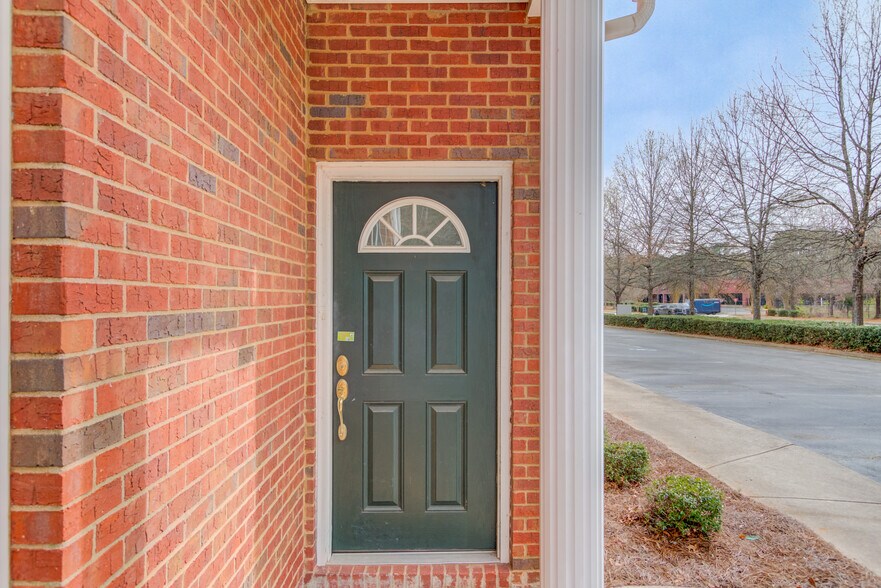 More Photos Of 10425 Old Alabama Connector Rd, Alpharetta Office For Lease