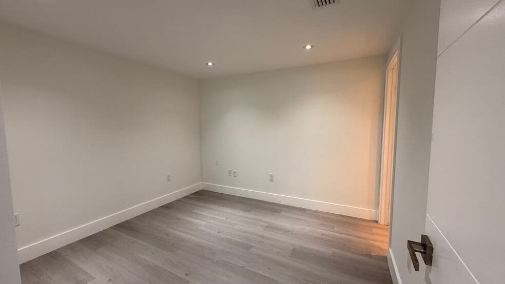 More Photos Of 8335 NW 64th St, Medley Light Distribution For Sale