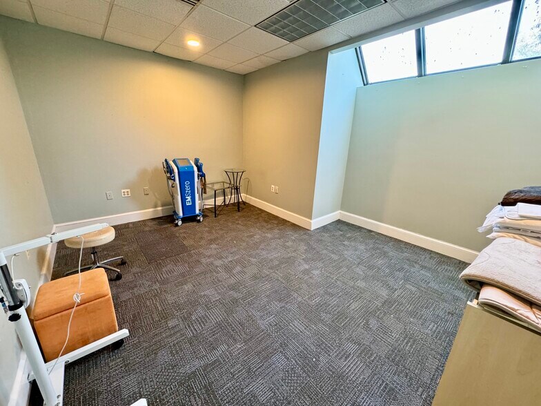 More Photos Of 107 Free Ct, Sterling Bank For Lease