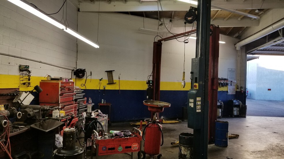 More Photos Of 5569 Reseda Blvd, Tarzana Auto Repair For Lease