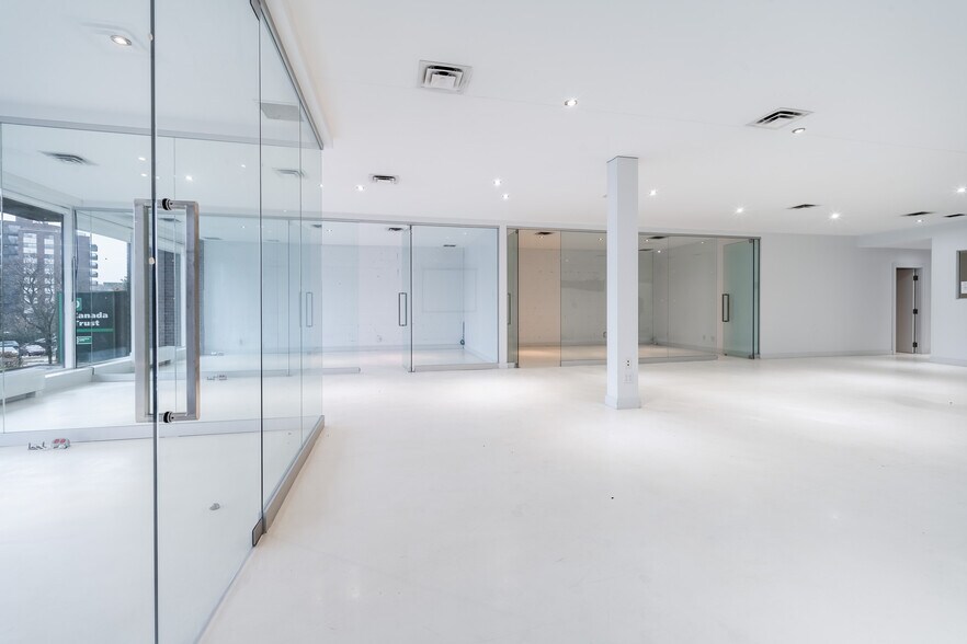 More Photos Of 570-572 Av Victoria, Saint-lambert Bank For Lease
