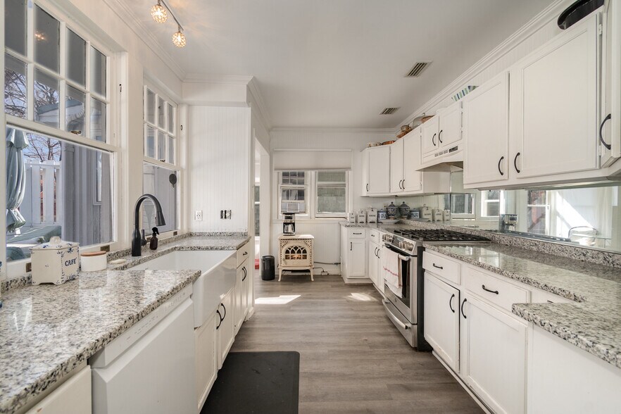 More Photos Of 407 Summit St, Winston-Salem Office For Sale