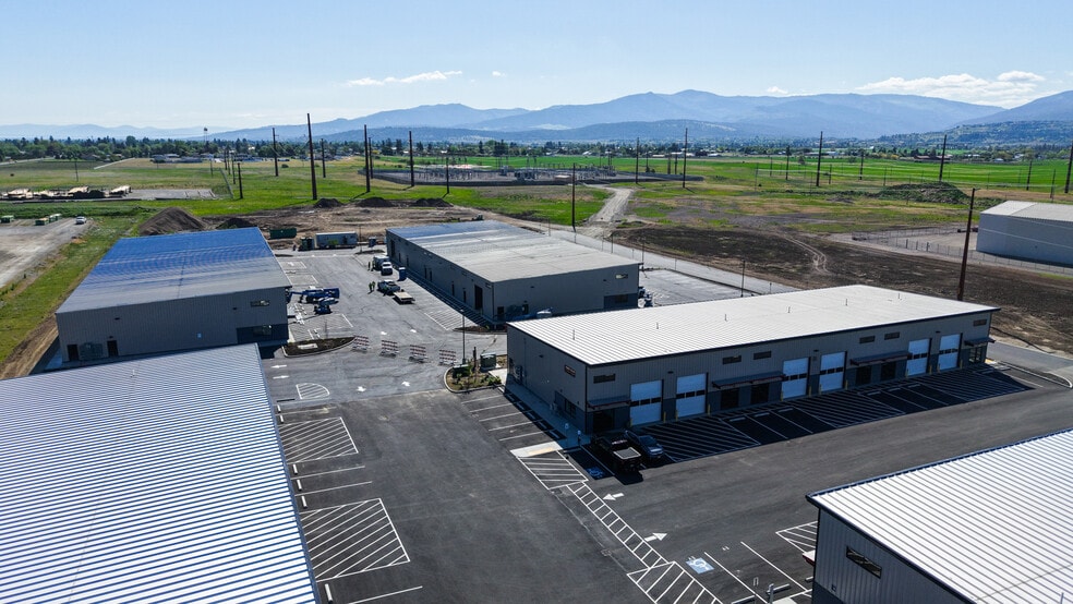 More Photos Of 4524 N Barker Rd, Spokane Valley Showroom For Lease