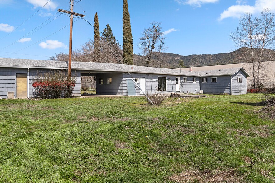 More Photos Of 2660 NW Vine St, Grants Pass Manufacturing For Sale