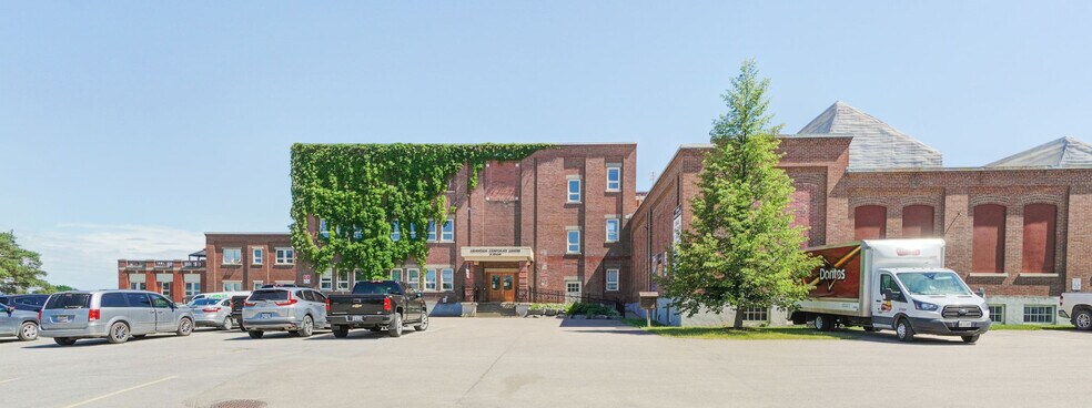 More Photos Of 16 Edward St S, Arnprior Showroom For Lease