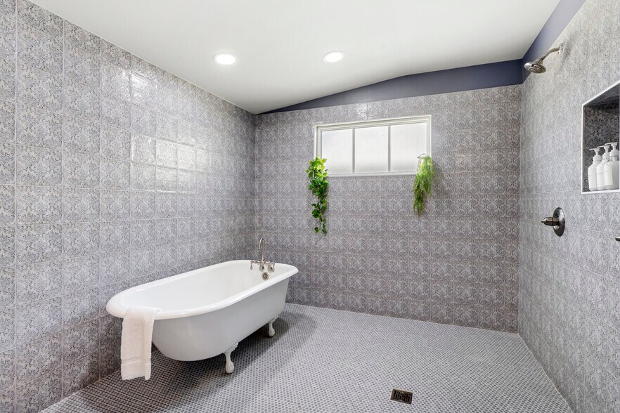 More Photos Of 782 Water St, Biloxi Office For Sale