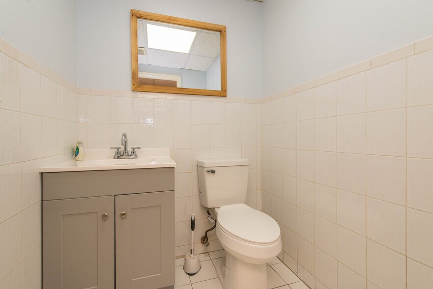 More Photos Of 148 Myer St, Hackensack Warehouse For Lease