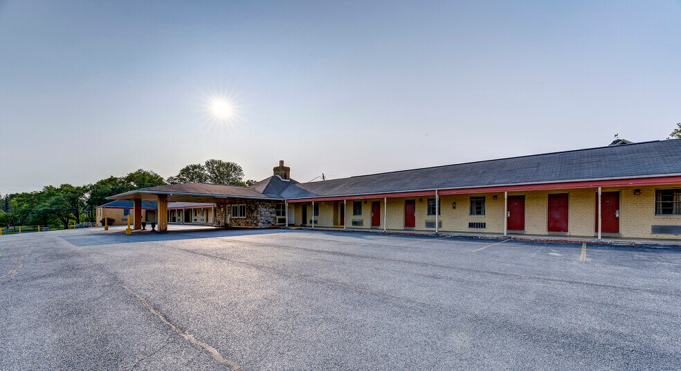 Primary Photo Of 1419 N Main St, Marion Hotel For Sale