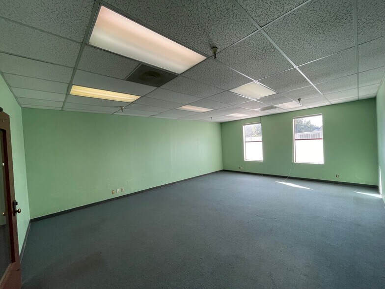 More Photos Of 6200 Center St, Clayton Unknown For Lease