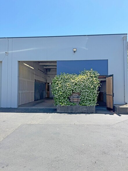 More Photos Of 3485 Airway Dr, Santa Rosa Flex For Lease