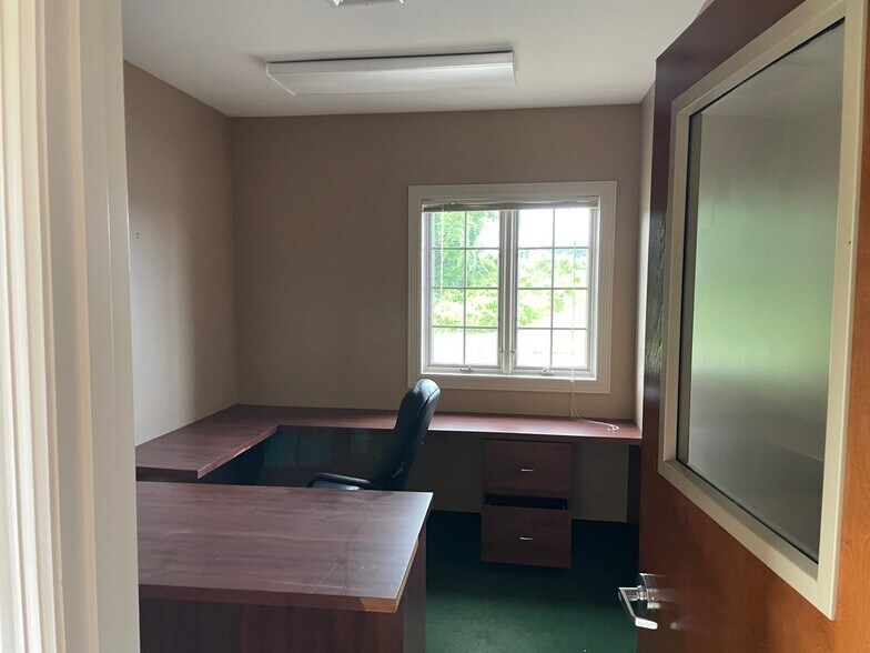 More Photos Of 184 Stone Container Dr, Clarksville Bank For Lease