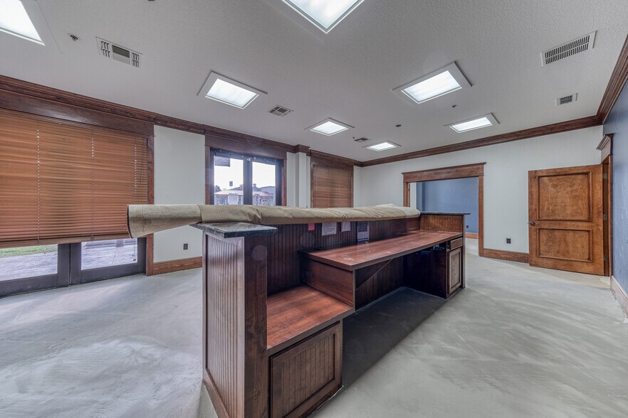 More Photos Of 1916 Martin Dr, Weatherford Office For Lease