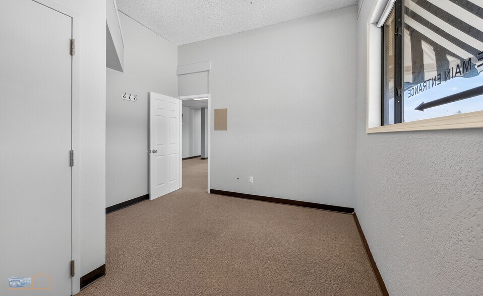 More Photos Of 2207-2209 9th St, Greeley Flex For Sale