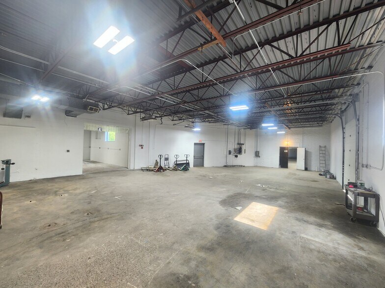 More Photos Of 925 Sherman Ave, Hamden Warehouse For Lease