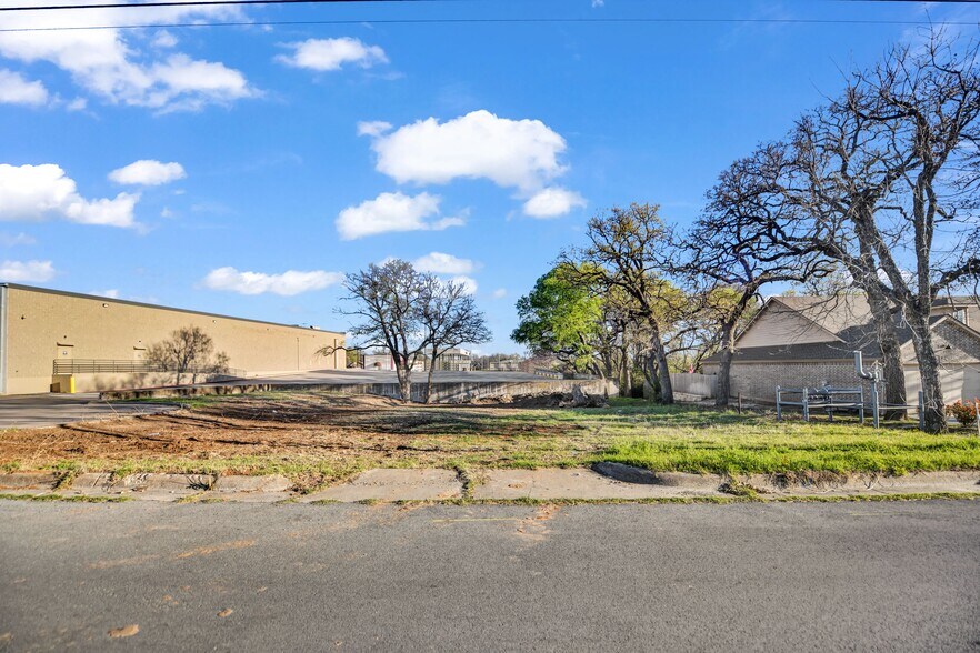 More Photos Of 514 W Oak St, Weatherford Land For Sale