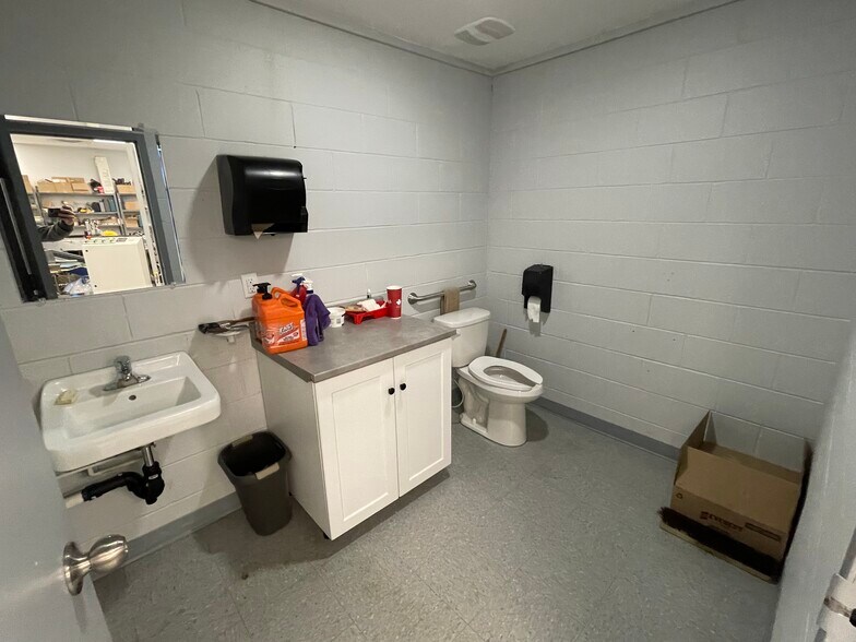 More Photos Of 576 Elgin St, Brantford Warehouse For Lease