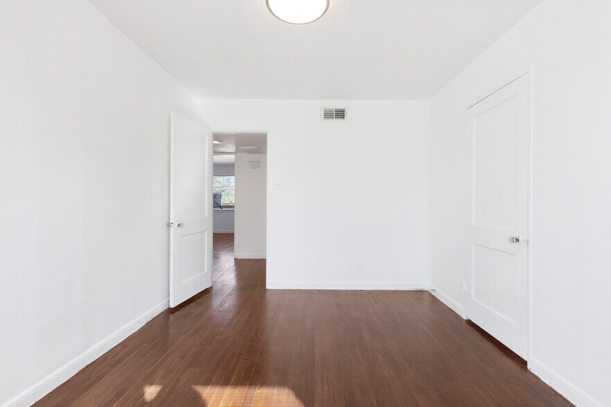 More Photos Of 5804 Newcastle St, Bellaire Office For Lease