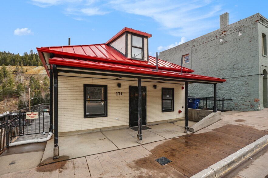 More Photos Of 171 Lawrence St, Central City Storefront For Sale