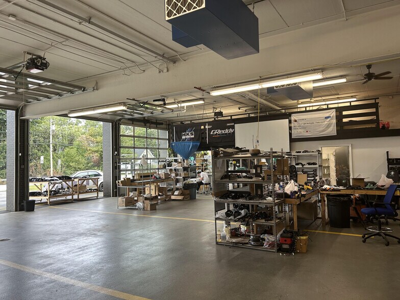 More Photos Of 70 Ridge Rd, Ontario Showroom For Lease