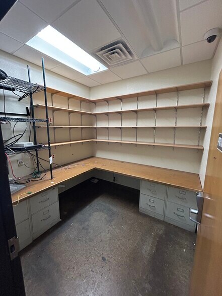 More Photos Of 424 W Main St, Cambridge Service Station For Sale