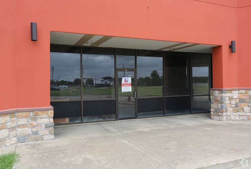 More Photos Of 3005-3007 S Carrier Pky, Grand Prairie Unknown For Lease