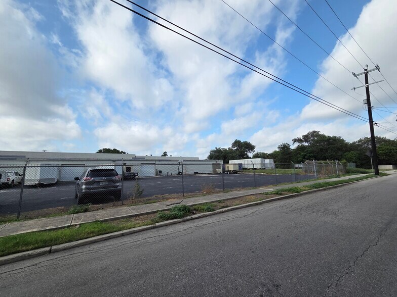 More Photos Of 2727 N St Marys St, San Antonio Service For Sale