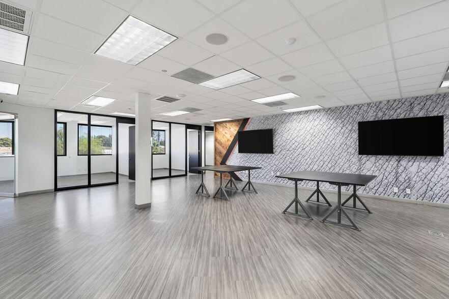 More Photos Of 15600-15650 N Black Canyon Hwy, Phoenix Office For Sale