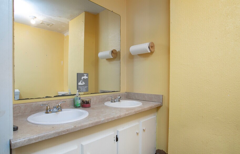 More Photos Of 414 US Highway 79 N, Henderson Industrial For Sale
