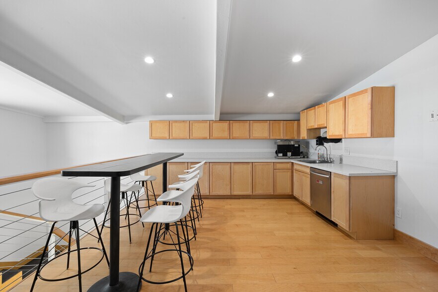 More Photos Of 18536 Oxnard St, Tarzana Warehouse For Sale