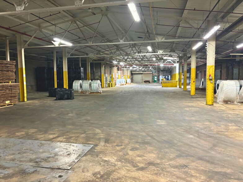 More Photos Of 225 E Aurora St, Waterbury Warehouse For Lease