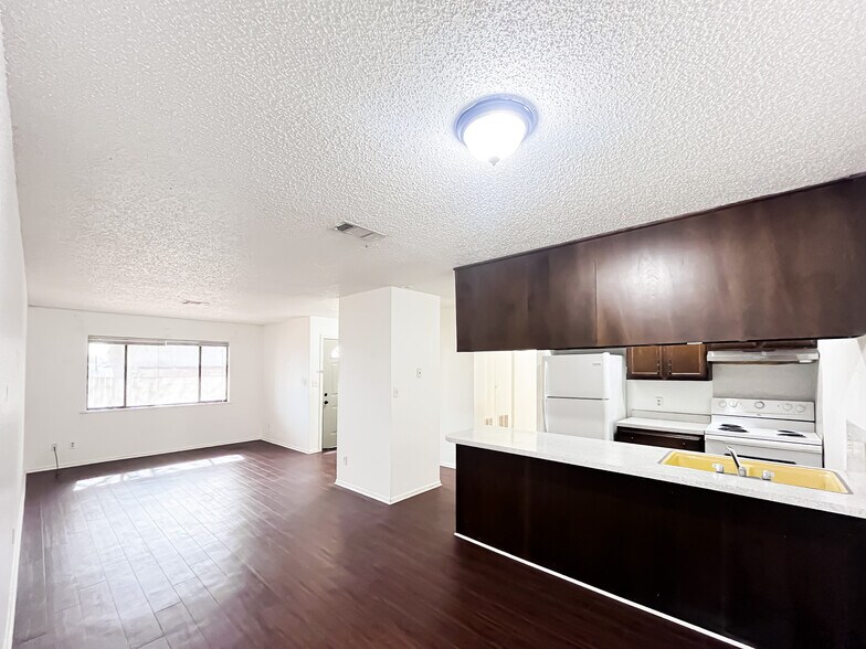 More Photos Of 800 Pine St, Hearne Apartments For Sale