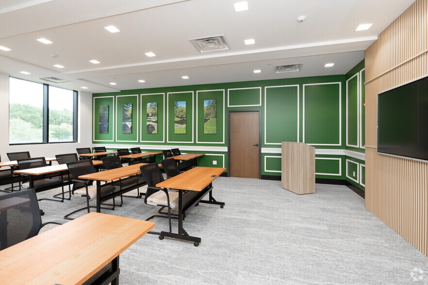 More Photos Of 1301 Industrial Dr, Crestview Coworking Space