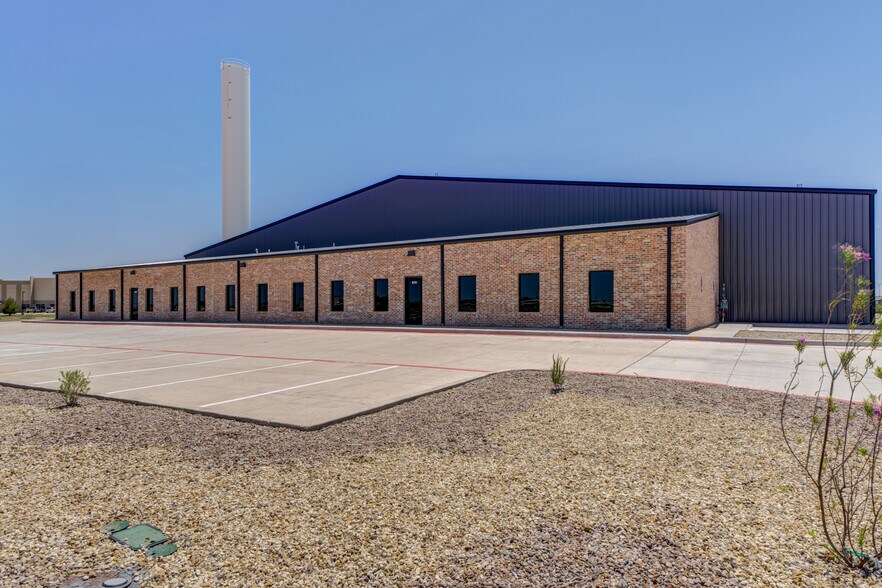 More Photos Of 8111 Patel Dr, Wolfforth Distribution For Sale