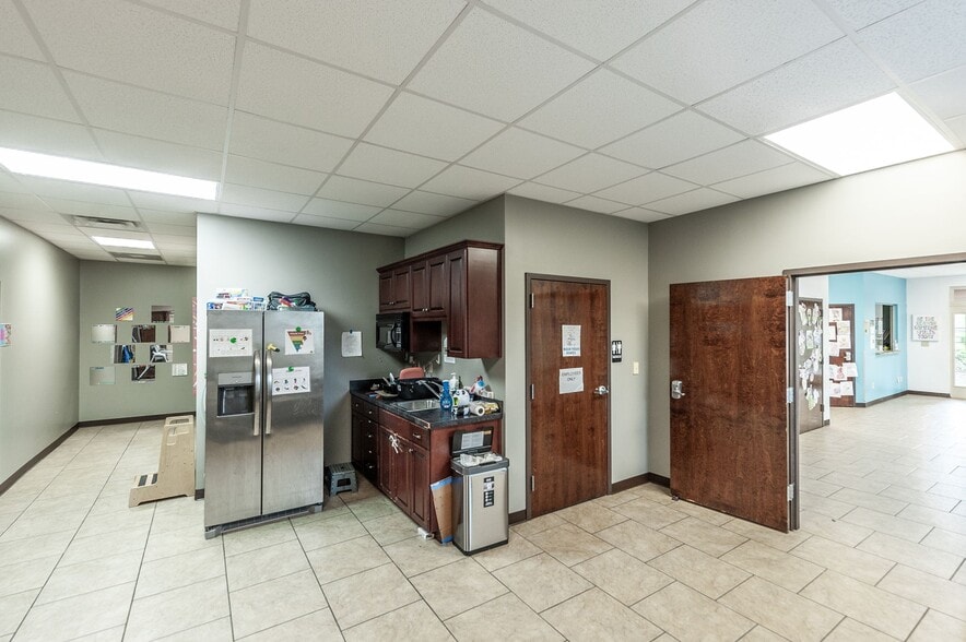 More Photos Of 20 Executive Park Dr, Hendersonville Loft Creative Space For Sale