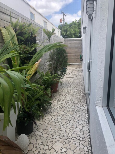 More Photos Of 1050 E 17th St, Hialeah Storefront Retail Office For Lease