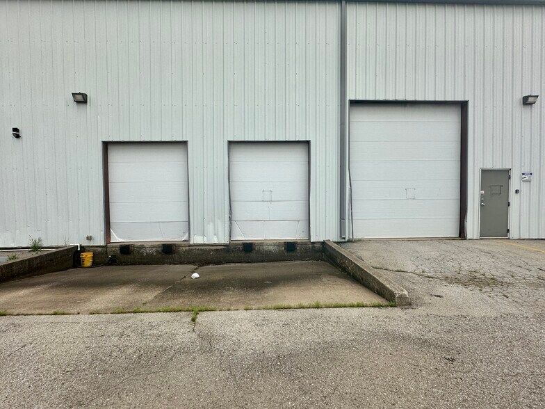 More Photos Of 5571 N Main St, Joplin Showroom For Sale