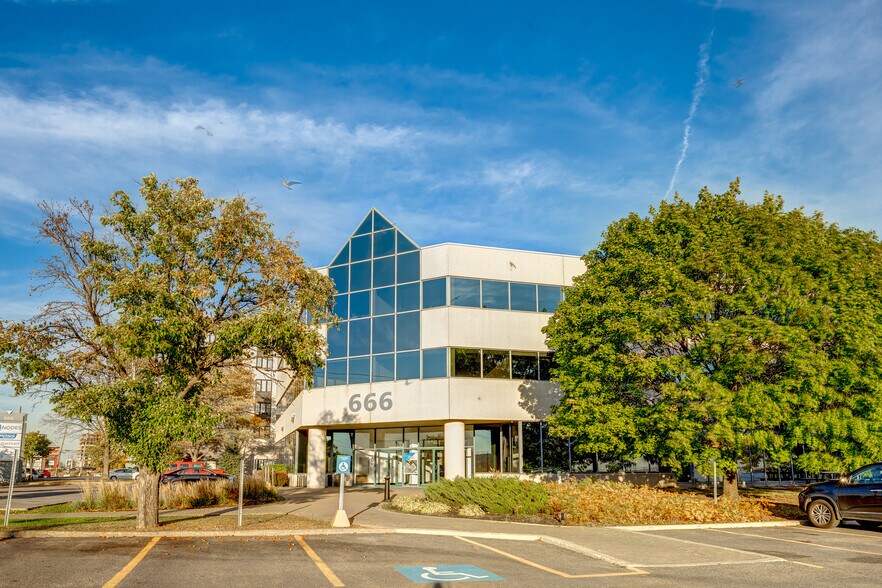 More Photos Of 666 Boul Saint-Martin O, Laval Office For Lease