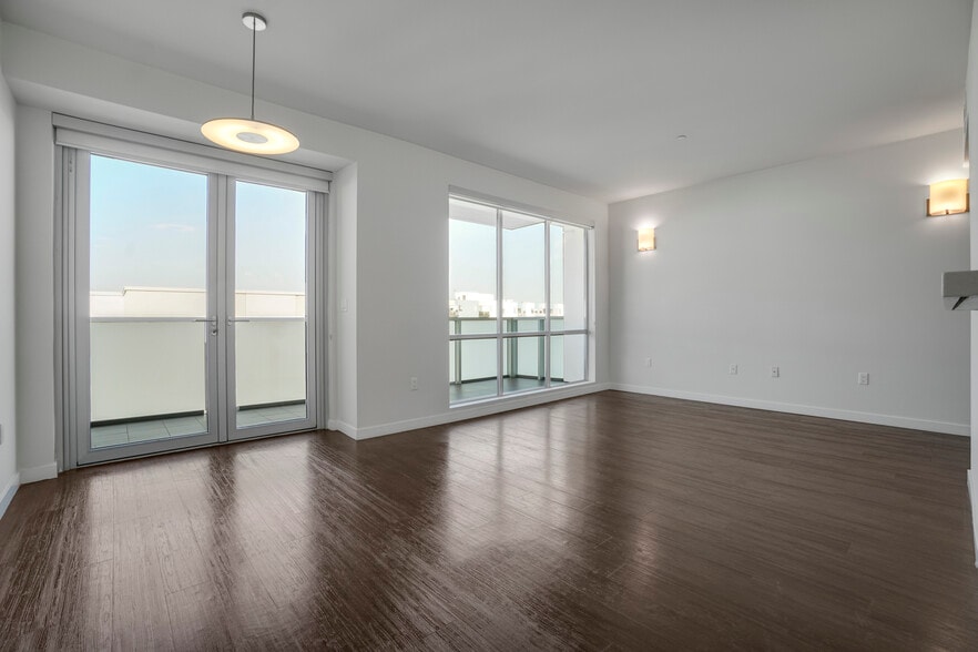 More Photos Of 525 Santa Monica Blvd, Santa Monica Apartments For Sale