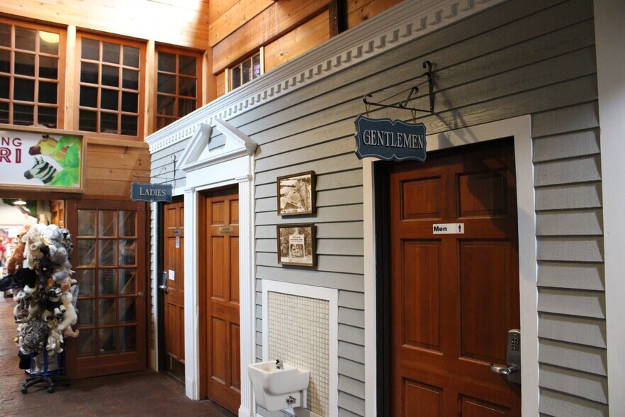 More Photos Of 310-340 Water St, Excelsior Freestanding For Lease