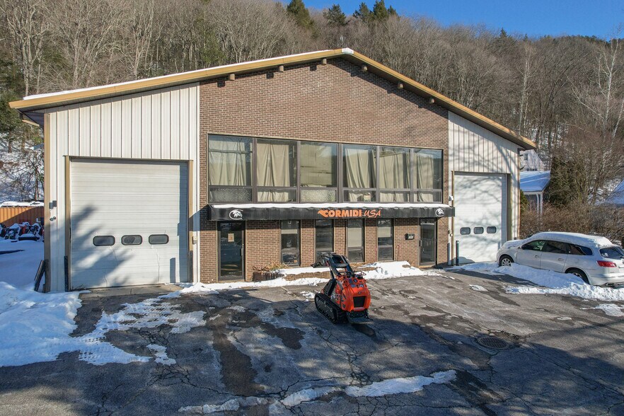 Primary Photo Of 292 Roosevelt Dr, Seymour Garden Center For Lease
