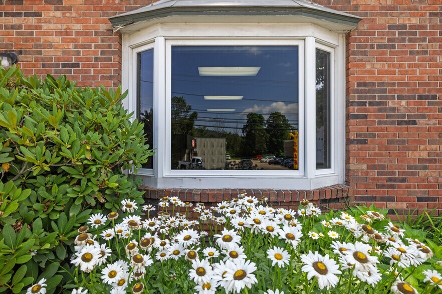 More Photos Of 214 Lake St, Bristol Office For Sale