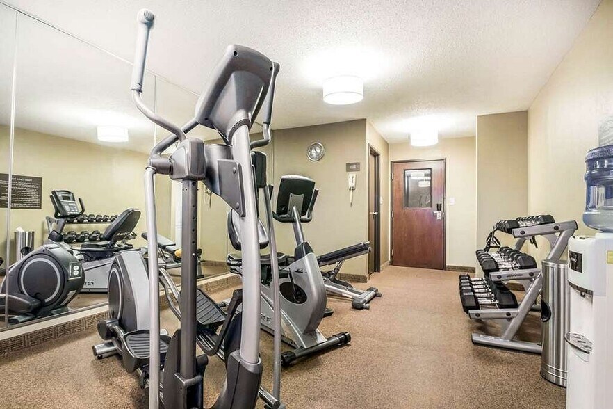 More Photos Of 120 W Stevenson Rd, Ottawa Hotel For Sale